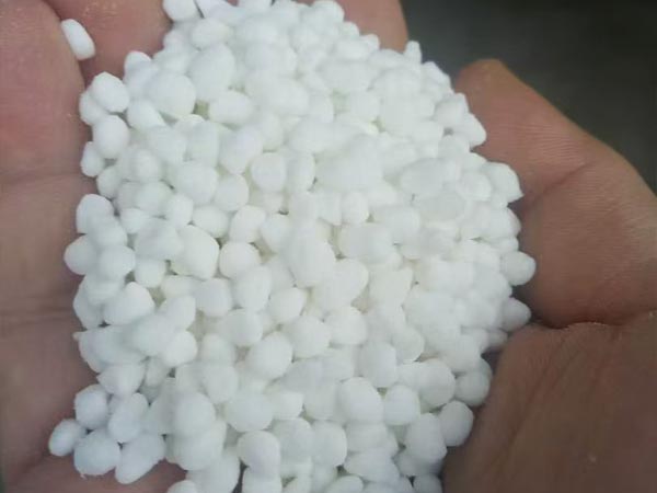 नियंत्रित-रिलीज़ उर्वरकों और धीमी गति से निकलने वाले उर्वरकों के बीच क्या अंतर है?